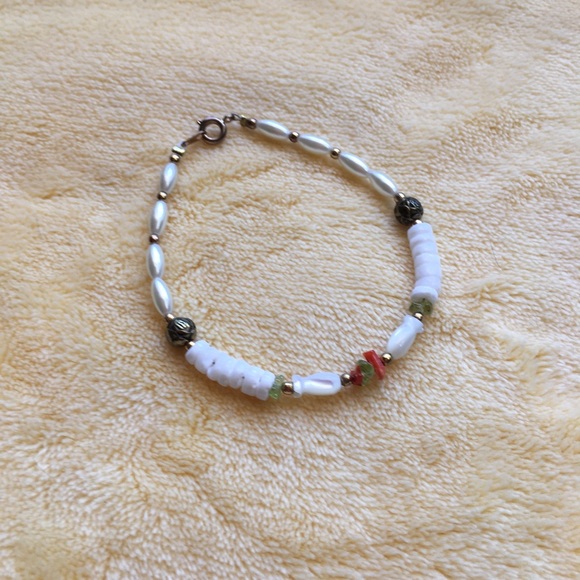 Jewelry - Bracelet with shell and peridot chips